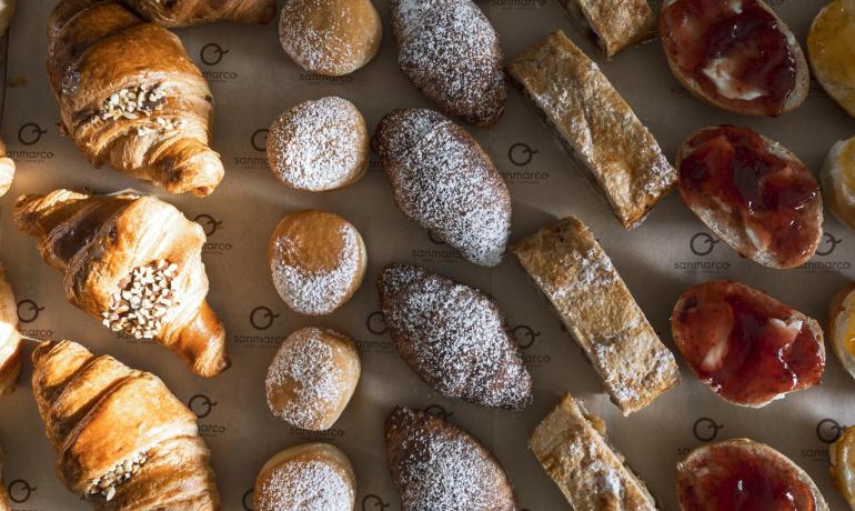 Sortiment von Gebäck mit Croissants und verschiedenen Süßigkeiten.